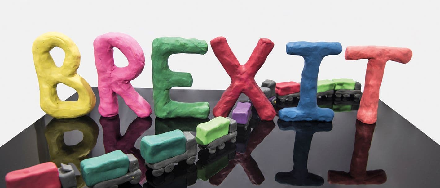 Abstraktes Foto von Warenimporten nach dem Brexit mit einer Lkw-Linie aus Kunststoff
