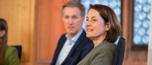Leonie Gebers sitzt auf dem Podium bei den Nürnberger Gesprächen 2026. Im Hintergrund: Daniel Terzenbach.