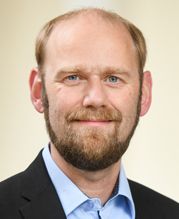 Ludger Wößmann leitet das ifo Zentrum für Bildungsökonomik und ist Professor für Volkswirtschaftslehre, insb. Bildungsökonomik, an der Ludwig-Maximilians-Universität München.