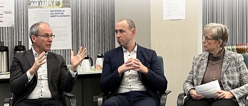 IAB-Direktor Prof. Bernd Fitzenberger, Christian Baumann, Präsident des Gesamtverbandes der Personaldienstleister sowie CEO von Time Partner Personalmanagement und des House of HR mit Moderatorin Dr. Andrea Kargus vom IAB (von links)